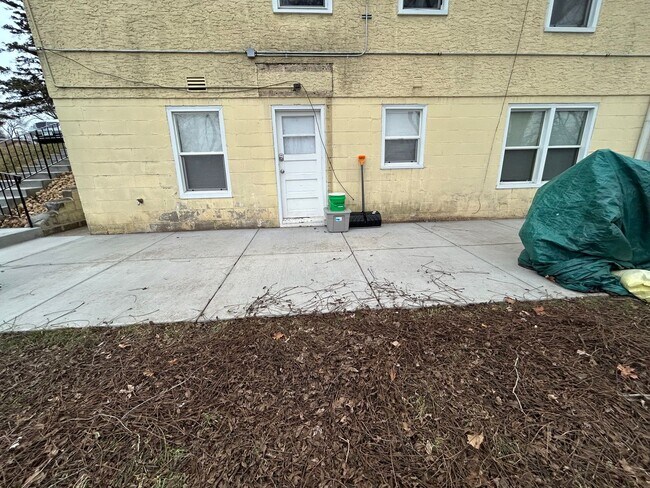 Building Photo - Updated Garden-Level 1BR with Patio & Parking