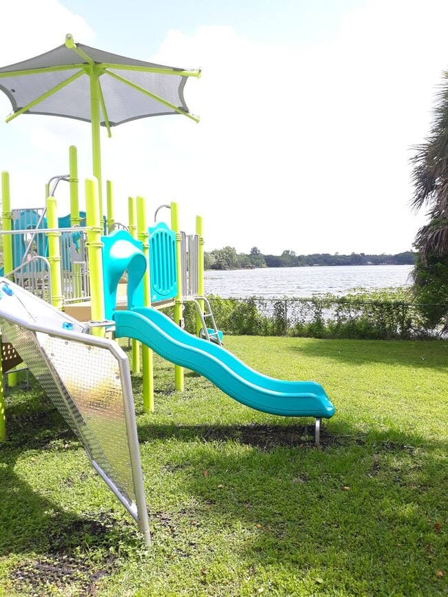 Building Photo - FABULOUS 3/2.5 Townhome In Wonderful Lake ...