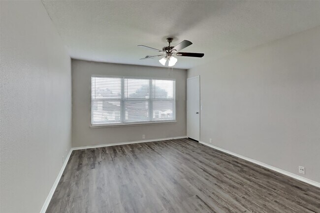 Building Photo - 14906 Sugarhollow Dr