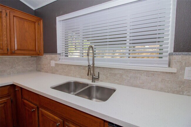 Building Photo - 7 Woody Creek Dr