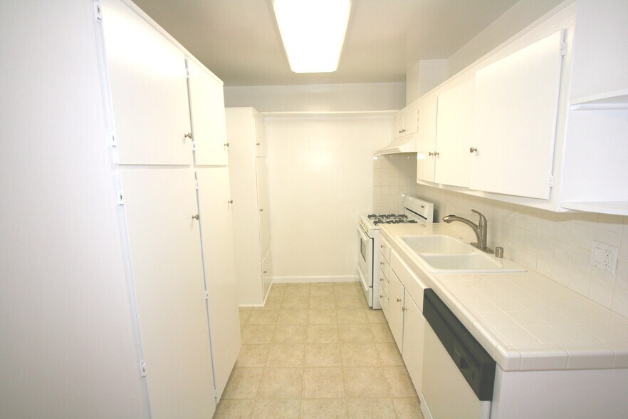 Kitchen - 4800 Woodley Ave