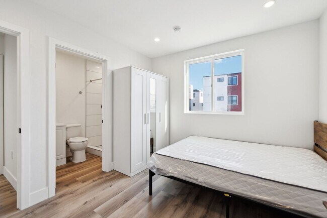 Building Photo - 1348 W 37th Pl