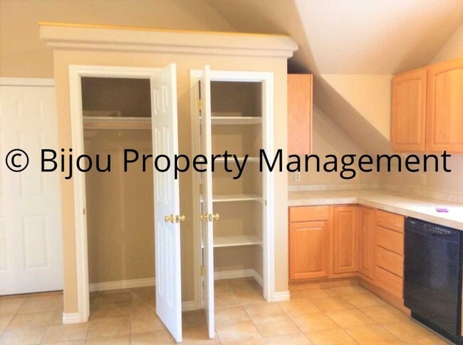 Building Photo - Nice Two Bed One Bath Home