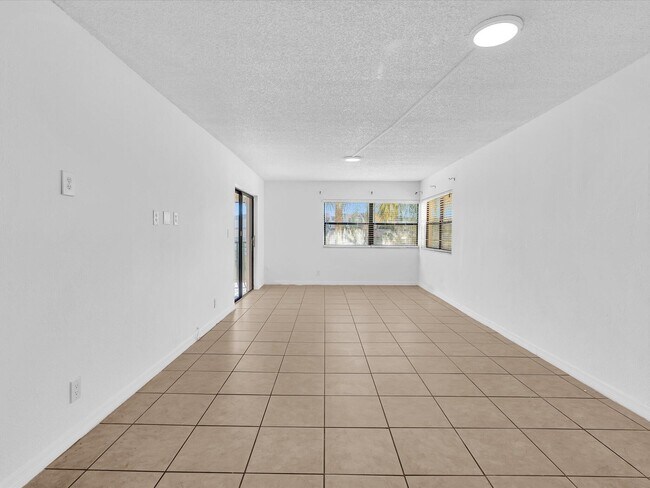 Building Photo - 220 Lakeview Dr