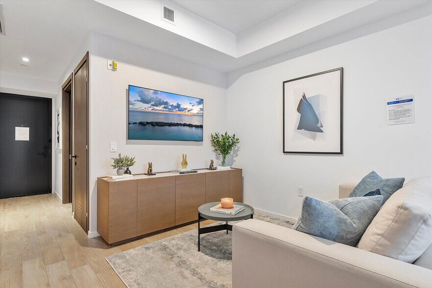 Building Photo - 398 NE 5th St