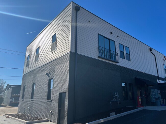 Building Photo - 104 E Market St