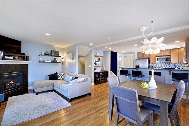Building Photo - Stylish Townhome 4 Blocks North of Green Lake