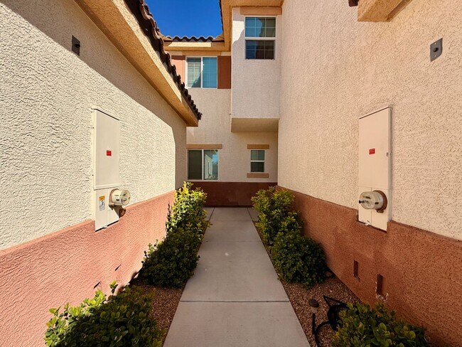Building Photo - 3 BED 2.5 BATH 2 CAR GARAGE TOWNHOUSE w/ PRIVATE BACKYARD in GATED COMMUNITY.