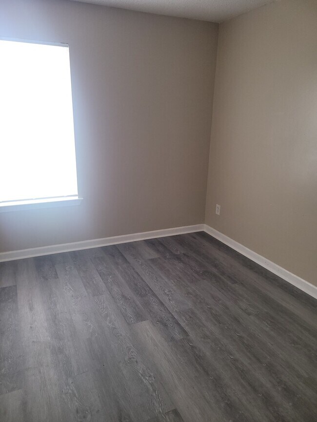 Building Photo - Four Bedroom Town Home Total Electric