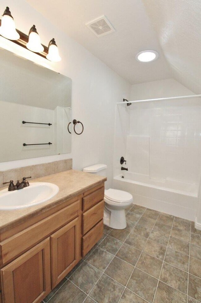 Building Photo - Stunning Home w/Open Floor-plan