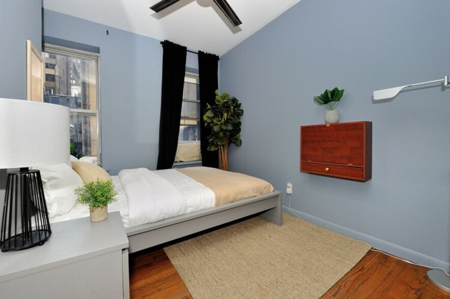 Building Photo - 348 W 38th St