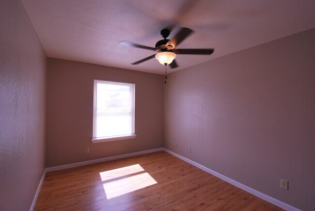 Building Photo - Single Family Home