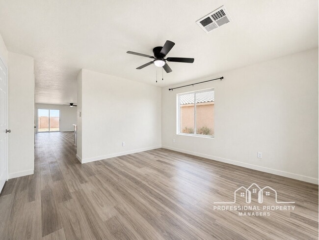Building Photo - 4-bedroom, 2-bathroom home in Desert Oasis