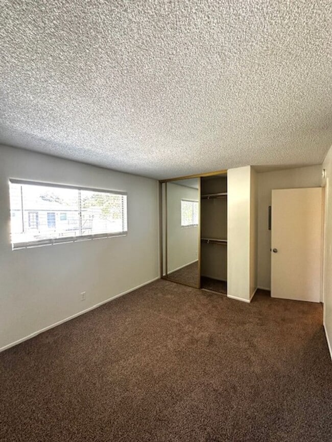 Building Photo - Charming 2+1 Condo