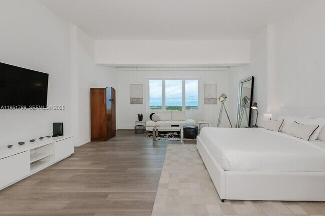 Building Photo - 2301 Collins Ave