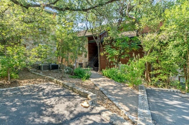 Building Photo - 4711 Spicewood Springs Rd