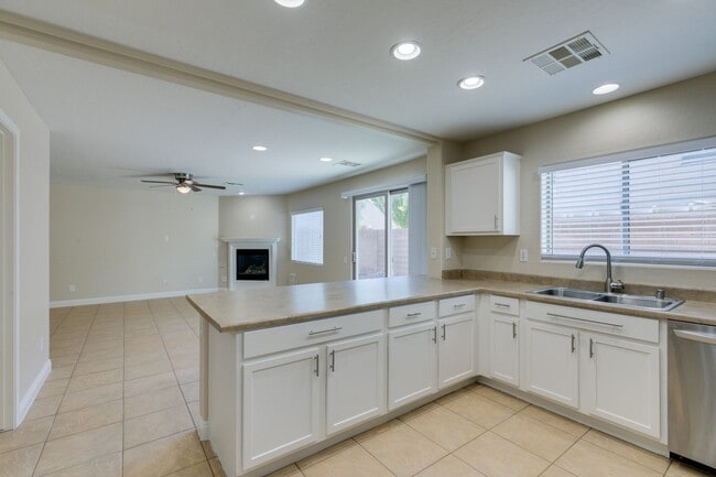 Building Photo - Upgraded spacious 4bedroom home near Mountains Edge!