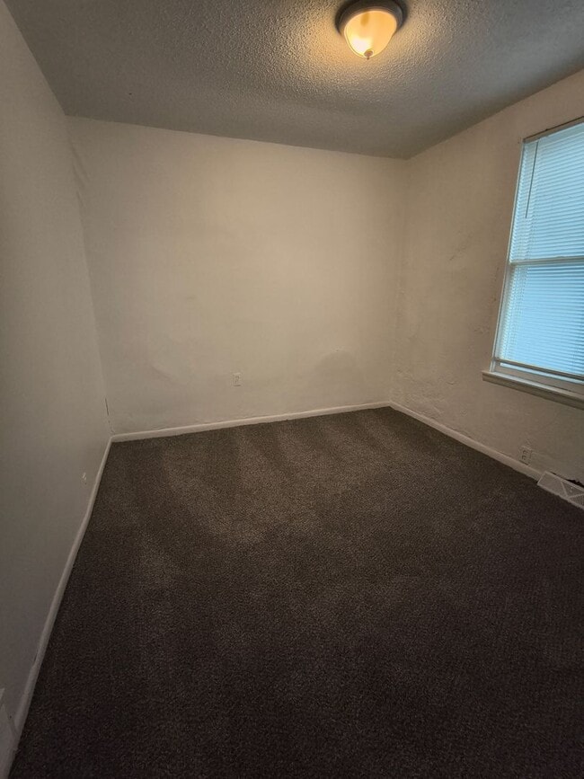 Building Photo - Spacious 3 Bedroom Home in Council Bluffs – Fully Updated!