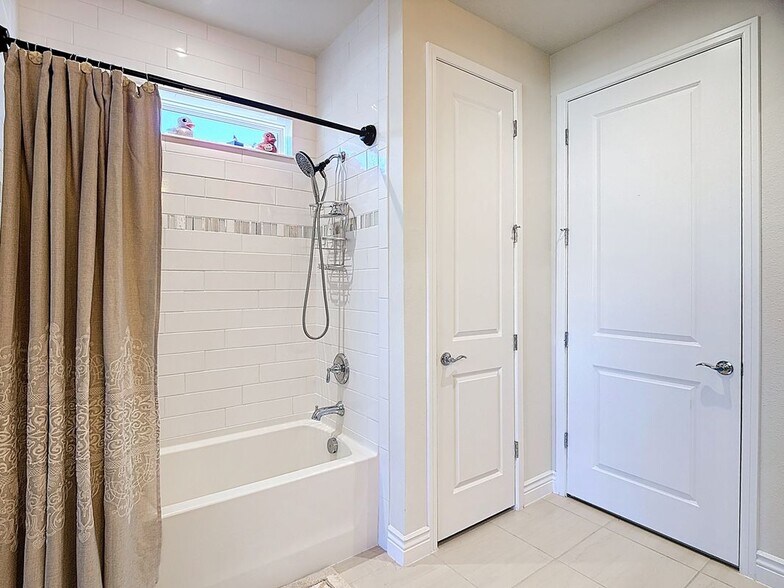 Building Photo - 6485 Shimmering Shrs Ln