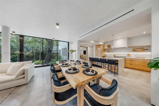 Building Photo - 1000 NW 9th Ct