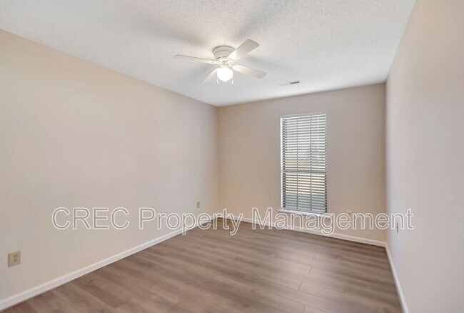 Building Photo - 1005 Tj Ln