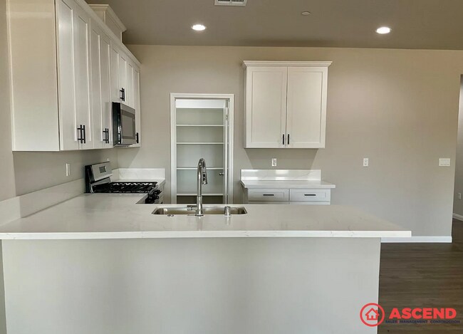 Building Photo - Spacious 4-Bedroom, 2-Bath Home with Fireplace, Garage & Full Appliances — No Pets