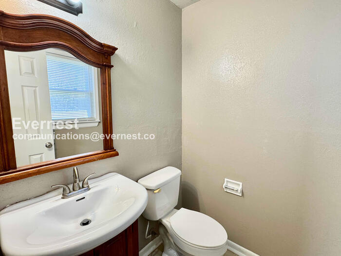 Building Photo - 1113 N Hickory Ave