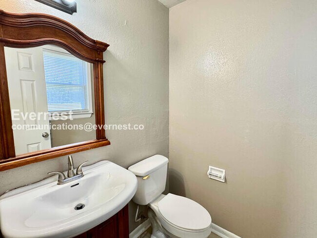 Building Photo - 3-Bed, 1.5-Bath Home with Garage / Pet-Friendly / Available now!