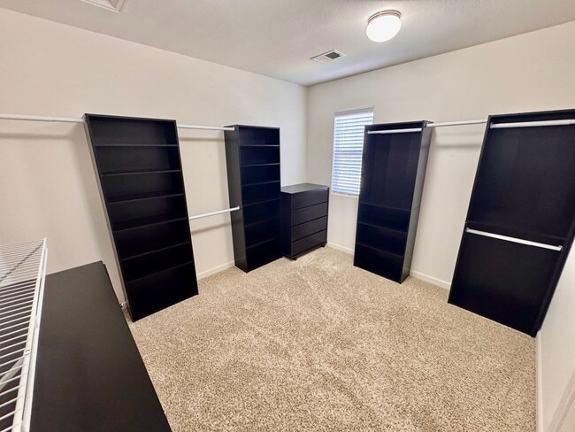 Building Photo - Large 4 bedroom home with a Fully Finished...