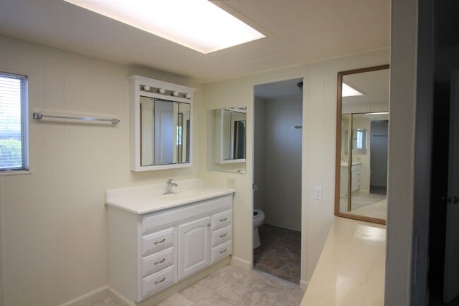 Building Photo - 2 Bedroom Mobile Home for Rent