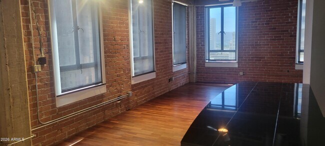 Building Photo - 114 W Adams St