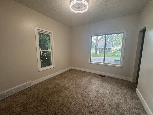 Building Photo - Centrally located 4 bedroom 1 bath