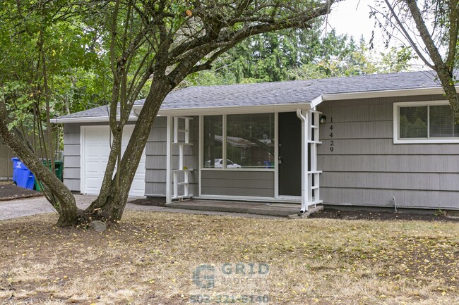 Building Photo - 2 Bedroom Home Available in Southeast Port...