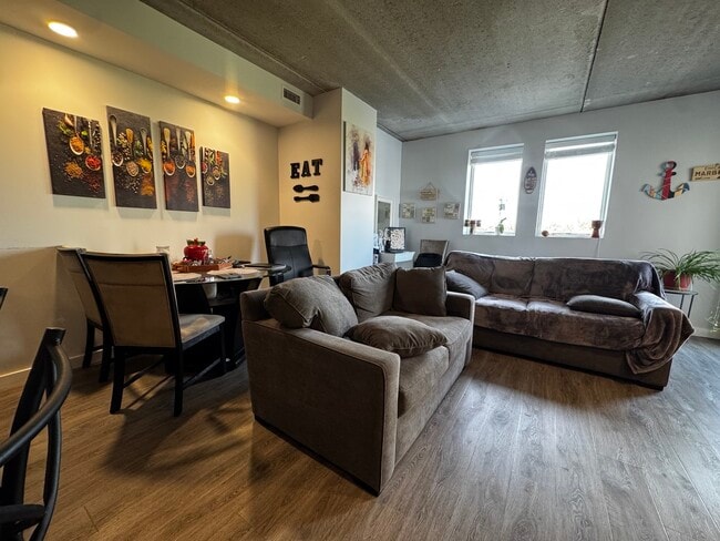 Building Photo - 1323 W Morse Ave