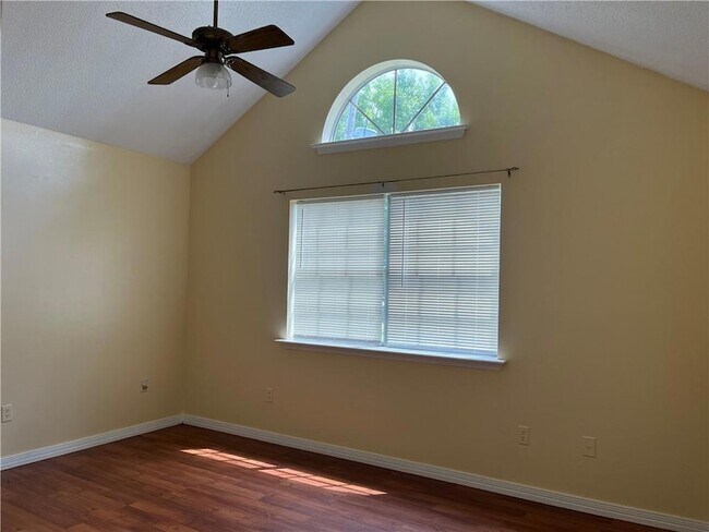 Building Photo - 1002 Dr