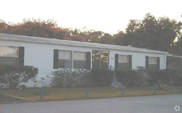 Building Photo - Carriage Cove