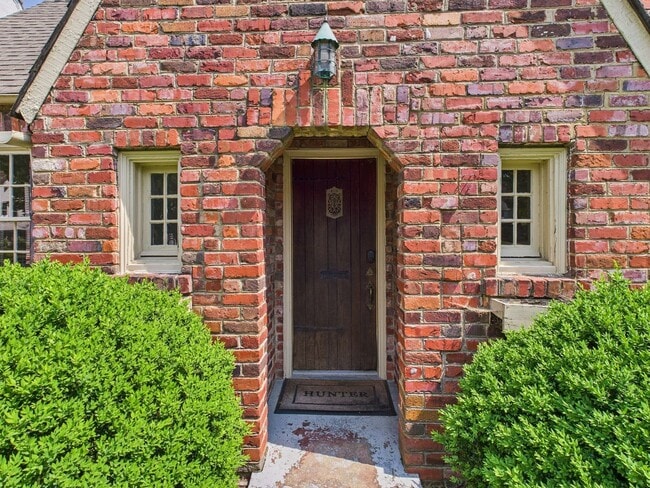 Building Photo - 307 Lexington Rd