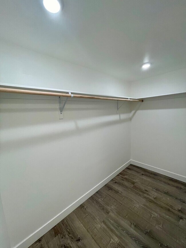 Building Photo - Fully Remodeled 4 Bedroom 2.5 Bathroom in ...