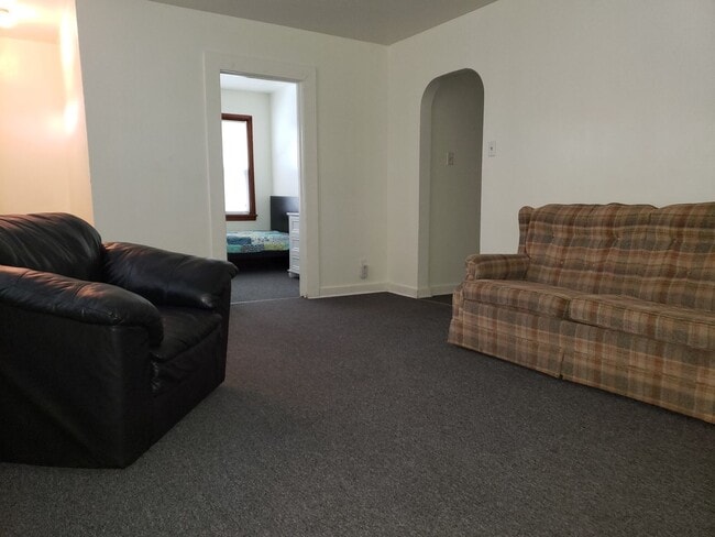 Building Photo - 4-5 bedroom home located on Oakland Ave, o...