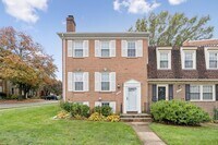 Building Photo - Beautifully maintained townhome on a quiet cul-de-sac in Springfield!