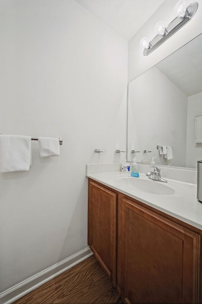 Building Photo - LARGE 4 BEDROOM HOME NEAR MILITARY BASE AND BAY