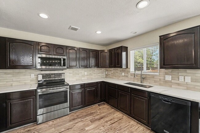 Building Photo - Fantastic Home in the Desirable Sterling Hills Neighborhood