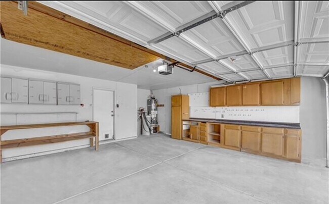 Building Photo - STUNNING 4 BEDROOM 3 BATH, 2 STORY HOME WI...