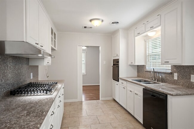 Building Photo - 9779 Westview Dr