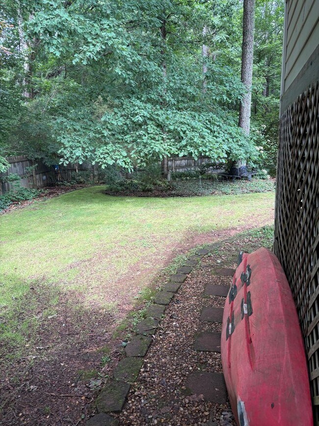 Building Photo - Large, private home in Rivercliff