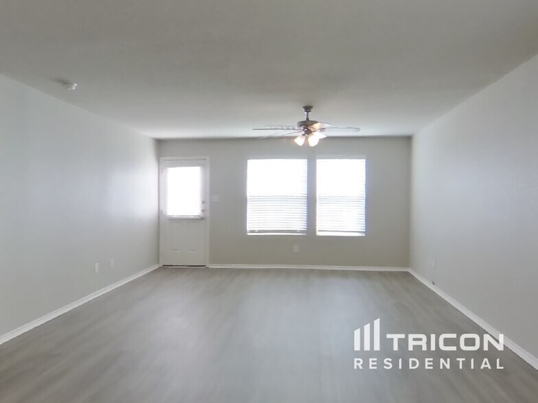 Building Photo - 421 Moonvine Way