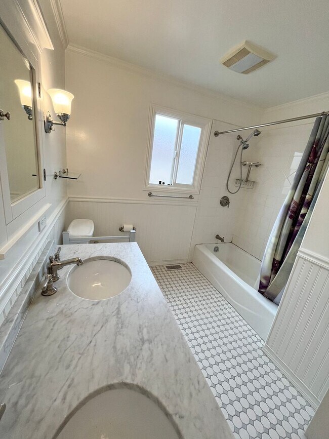 Building Photo - Spacious and Centrally Located, Pet Friend...