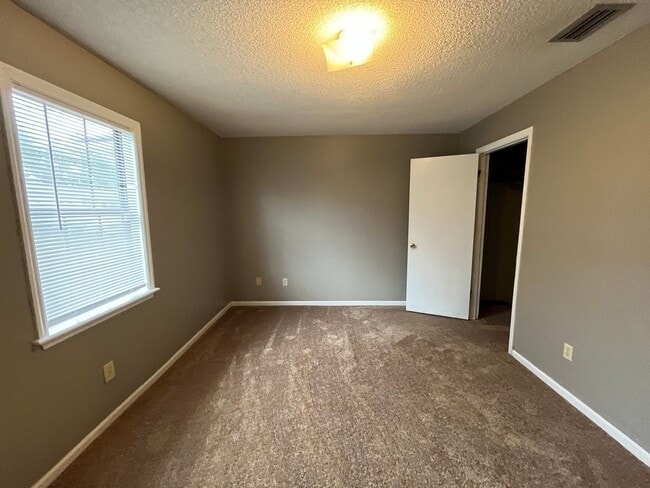 Building Photo - 6107 Vinnie Dr