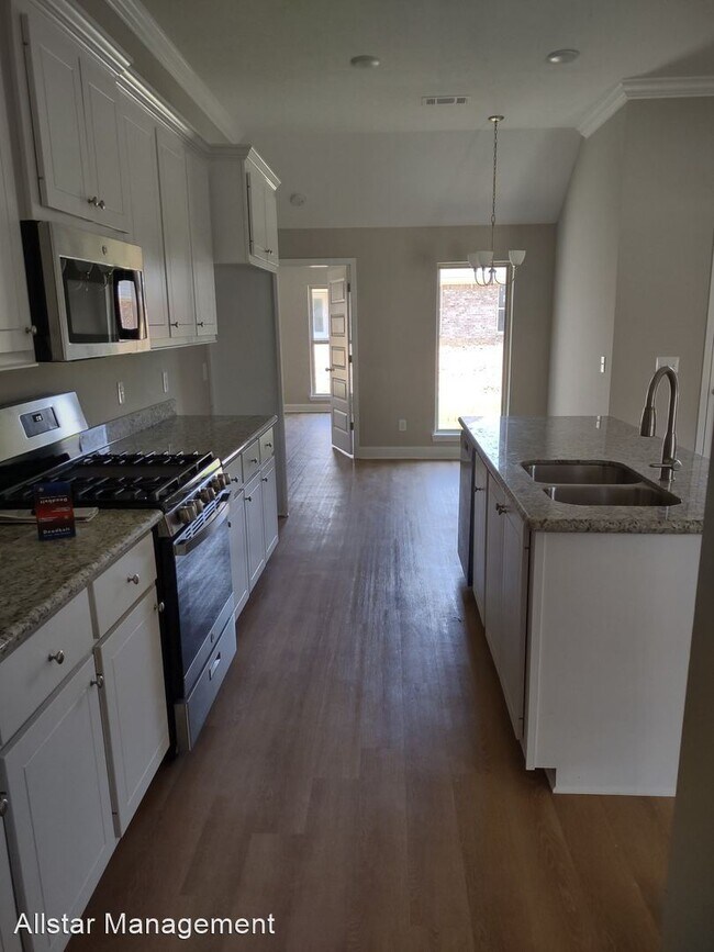 Building Photo - 4 br, 2 bath House - 560 Silver Hill Drive