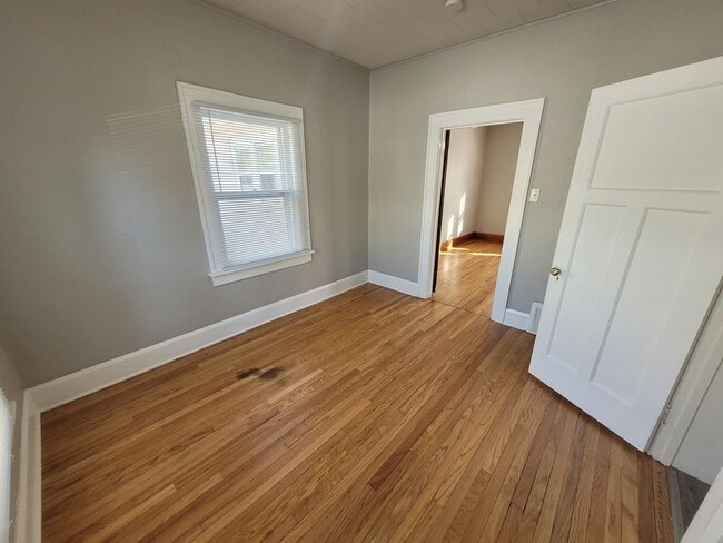 Building Photo - 2 Bedroom, 1 Bathroom home with hardwood!